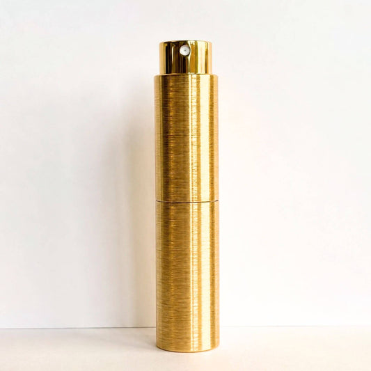 Gold travel spray for perfume