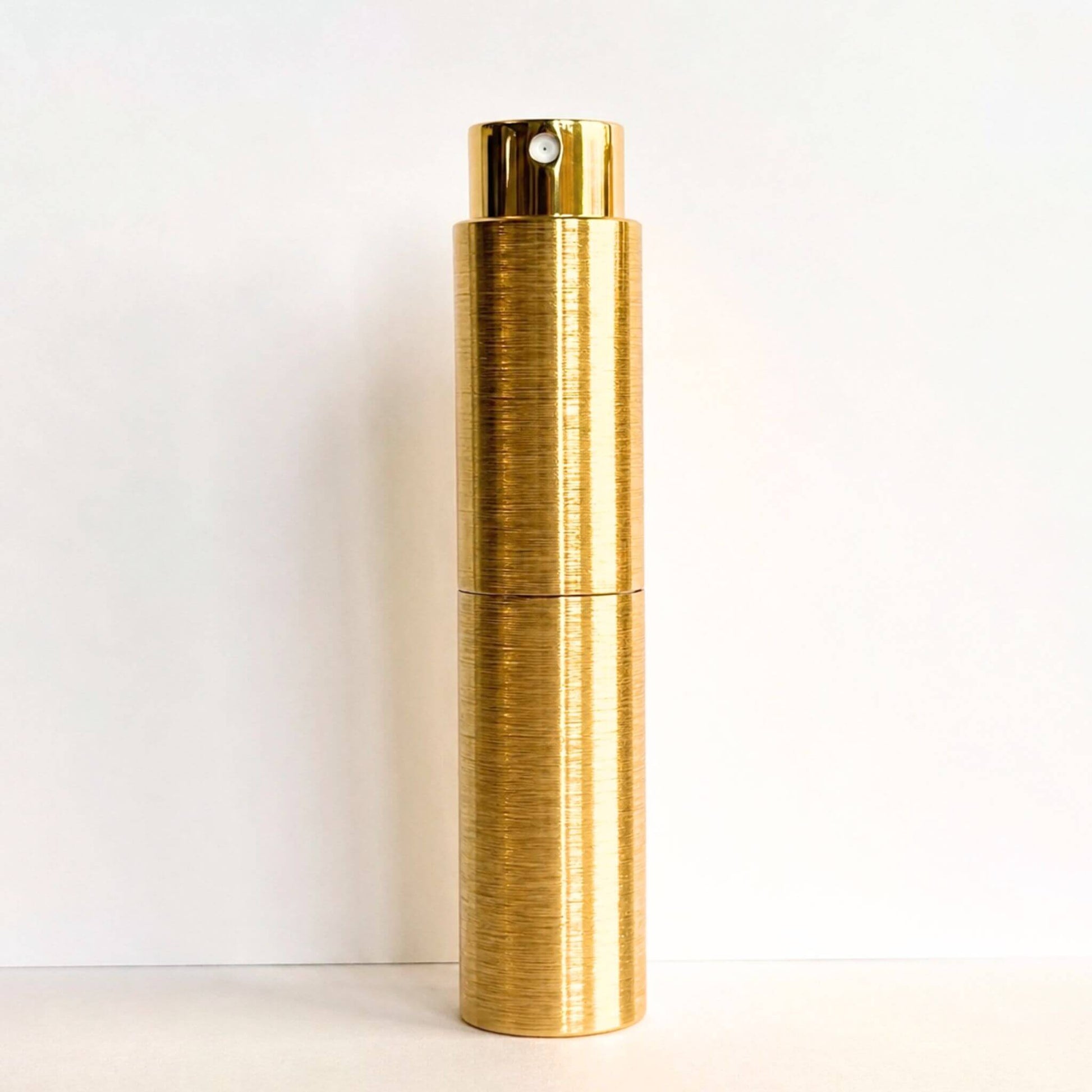 Gold travel spray for perfume