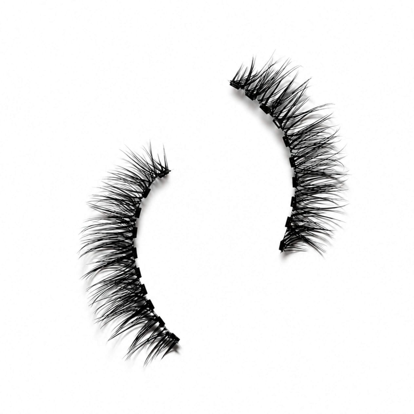 Pair of easy-to-apply Whisper magnetic lashes