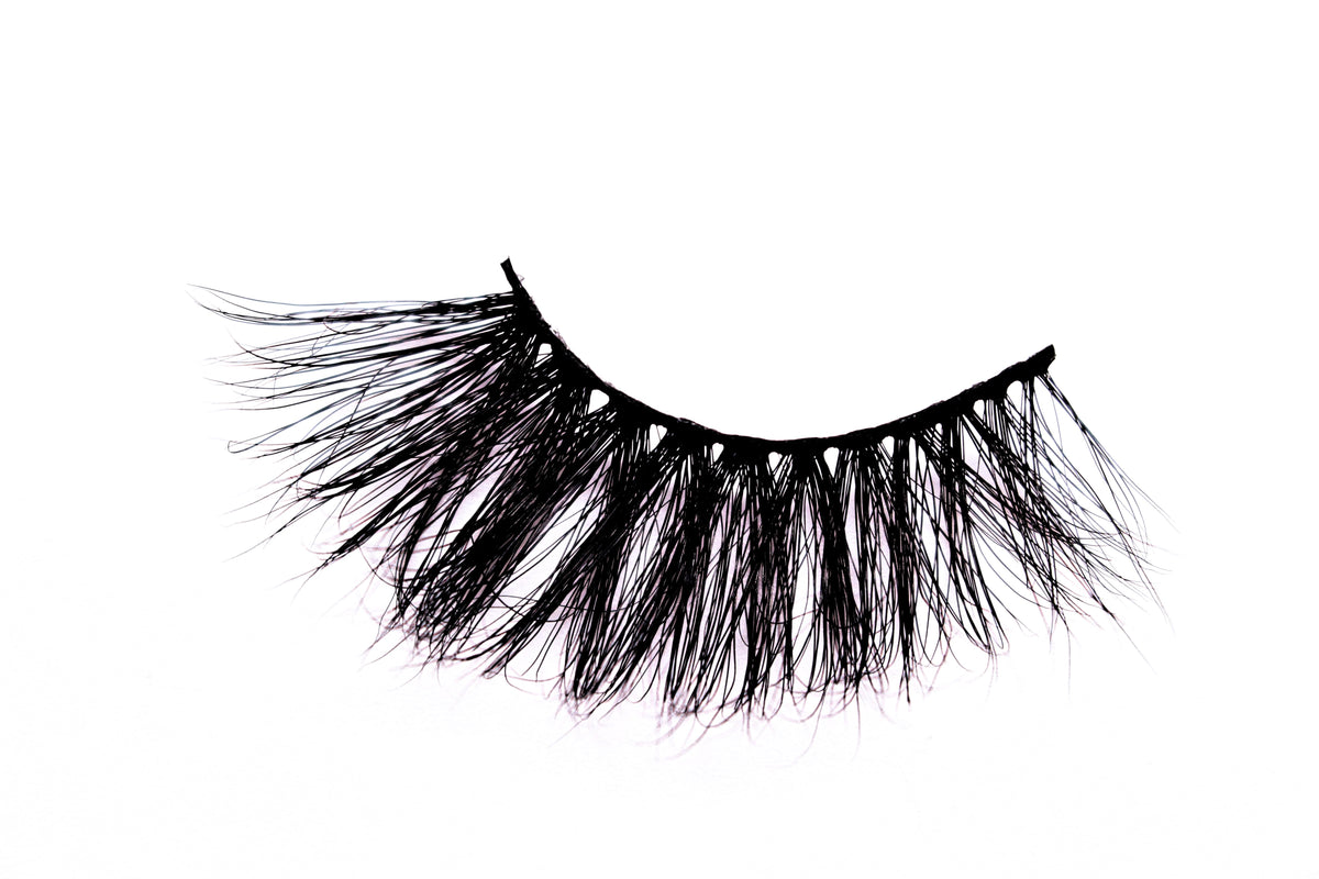 Dramatic false lashes for drag makeup