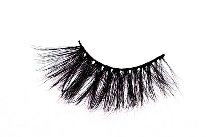 Dramatic false lashes for drag makeup